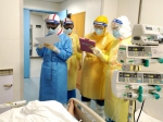 2月11日，在武汉同济医院中法新城院区ICU病房内，来自北京协和医院的医护人员在病床旁查房交班。 - 西安网