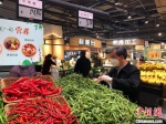 资料图：武汉市民在超市买菜 郭晓莹 摄 - 西安网