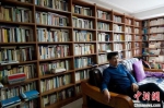 客厅“三面环书” 西北大学教授“家变图书馆” - 陕西新闻
