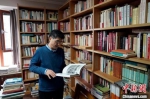 客厅“三面环书” 西北大学教授“家变图书馆” - 陕西新闻