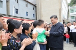 习近平总书记在宜昌市许家冲村与村民亲切交谈。（图片来源 新华网） - 西安网
