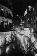 『西濠二马路』1949年3月由仁济路口西望一带夜景，街道右侧可见“笑记”肥鸡的招牌。.jpg - 西安网