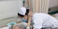 西安： 暖心护士每天给患病老人一个拥抱 - 西安网