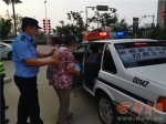渭南87岁老人夜晚逆行高速出口 民警通过手里的扇子找到联系方式 - 西安网