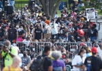美国民众怒火再燃 首都华盛顿举行大规模反种族主义游行 - 西安网