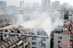 广西南宁一楼房发生火灾 4名被困者从七楼爬水管逃生 - 西安网