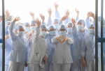 2020年3月23日，武汉市第一医院部分医护人员在武汉天河机场为广东第14批援鄂医疗队送行 - 西安网