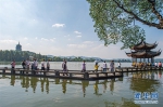 ▲游客在杭州西湖长桥景区游览（10月1日摄）。新华社发（江汉摄） - 西安网