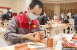 来自江西全省的60名优秀木工制作能手同台比拼木工技能。　吴寒 摄 - 西安网