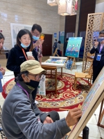 在进博会上推广传统艺术的农民画家 - 西安网