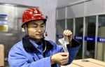 太钢精密带钢公司员工展示“手撕钢” - 西安网