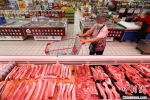 资料图：山西省太原市一超市，市民在选购猪肉。中新社记者 张云 摄 - 西安网