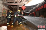 图为漳州消防指战员参加土楼灭火演练。　王东明 摄 - 西安网