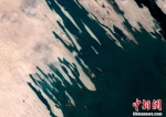 卫星扫描中国“聚宝盆”：盐湖如翡翠群山似彩绘 - 西安网