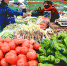 2020年12月9日，居民在江苏连云港市海州区一家农贸市场选购蔬菜。 - 西安网
