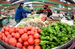 2020年12月9日，居民在江苏连云港市海州区一家农贸市场选购蔬菜。 - 西安网