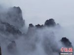 黄山山峰浸润在云雾之中　梅建　摄 - 西安网