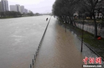 巴黎塞纳河因强降雨导致水位上涨 - 西安网
