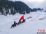 新疆伊犁民警骑马踏雪巡逻祖国边境线 - 西安网