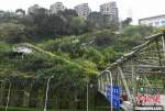 重庆：崖壁步道装上电动扶梯 市民上下山仅需十余分钟 - 西安网