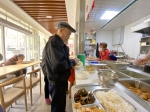 社区“饭大爷”：让西安市新城区老年人“食有所依” - 西安网