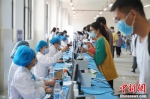 云南昆明：西南林业大学师生接种新冠疫苗 - 西安网