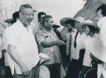1980年8月底至9月初，习仲勋（左一）在广东湛江农村视察时与青年亲切交谈。 - 西安网