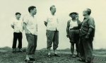 1978年8月，习仲勋（左三）在广东惠阳农村调研。习近平（左一）利用暑期时间参加社会实践，随同父亲一起下乡。 - 西安网
