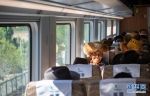 感受中国速度！踏上西藏首趟复兴号列车“绿巨人” - 西安网