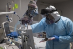 美国得克萨斯州的一家医院内，医务工作者正在照顾一名新冠肺炎确诊患者。_副本.jpg - 西安网