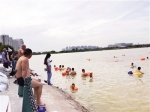 灞河成了游泳池 河边禁令成摆设 - 西安网