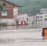 四川达州遭暴雨袭击 救援人员紧急转移被困民众 - 西安网