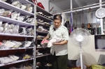 七旬老人3年捐出1000多双鞋 - 西安网