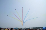 “空军蓝”致敬“中国红”——战鹰用航迹为祖国庆生 - 西安网