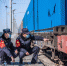 恶劣天气下新疆铁警护航“中欧班列”安全 - 西安网