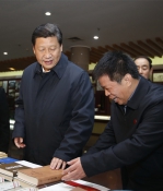 2013年11月26日，习近平在孔子研究院参观考察。 - 西安网