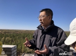 10月21日，张应龙在毛乌素治沙造林基地接受记者采访。孙晓媛/摄 - 西安网
