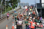 香港马拉松开跑市民沿街为选手加油 - 西安网