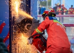 2021年10月28日，参加首届全国消防行业职业技能大赛决赛的消防队员在比赛中。 - 西安网