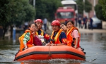 2020年7月19日，江西九江，湖北消防救援总队消防指战员们送结束考试的中考生回家。 - 西安网