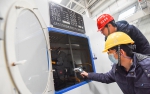 2020年12月10日，湖北省荆州市江陵县应急管理局的工作人员在湖北华电江陵发电有限公司检查设备运行情况。 - 西安网