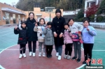 车站客运员支教为孩子们插上飞出大山的"翅膀" - 陕西新闻