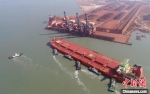 40万吨级船舶满载靠泊福建莆田罗屿港口 - 西安网