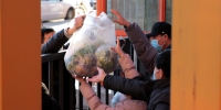 西安组织发放蔬菜等物资 为封闭小区提供保障 - 西安网