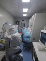 记者实探核酸检验实验室——与病毒全速“赛跑”的“隐形战士” - 西安网