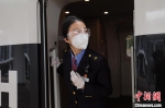 1月30日，在古田北火车站站台上，姐姐王雯萱开车前与列车长对讲机联控，确认旅客上车完毕。　李一明 摄 - 西安网