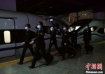 1月30日22时16分，G1639次列车终到福州，姐姐王雯萱和妹妹王霁萱在列车长的带领下列队下班。　李一明 摄 - 西安网