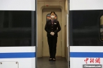 1月30日，在福州开往上海虹桥的G1636次列车内，妹妹王霁萱立岗迎接旅客上车。　李一明 摄 - 西安网