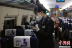 1月30日，在福州开往上海虹桥的G1636次列车上，妹妹王霁萱使用站车交互系统核对旅客乘车信息。　李一明 摄 - 西安网