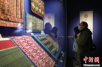 参观者在参观丝绸和刺绣制品。　瞿宏伦 摄 - 西安网